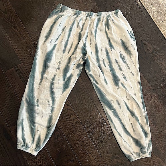 Good American Boyfriend Sweatpants in Blue Orion Tie Dye - Picture 4 of 16